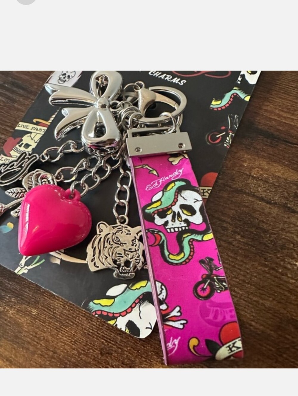 Ed Hardy Hot Pink Heart Bag Charm /Keychain with Silver Bow & Skull Strap - Picture 4 of 5